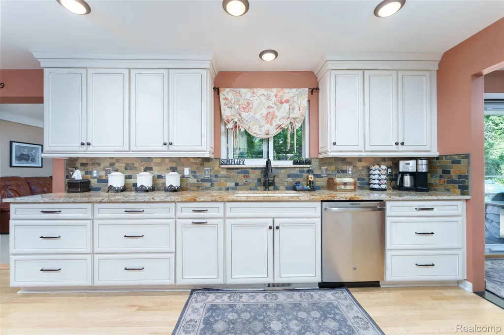 2172 Devonshire Road Bloomfield Charter Township MI 48302