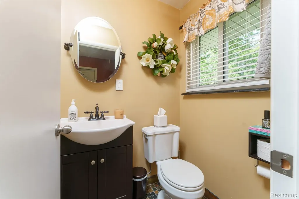 2172 Devonshire Road Bloomfield Charter Township MI 48302