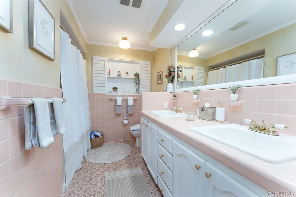 2172 Devonshire Road Bloomfield Charter Township MI 48302