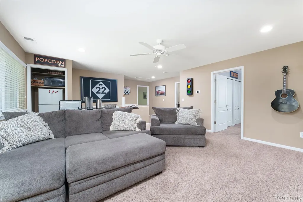 2172 Devonshire Road Bloomfield Charter Township MI 48302
