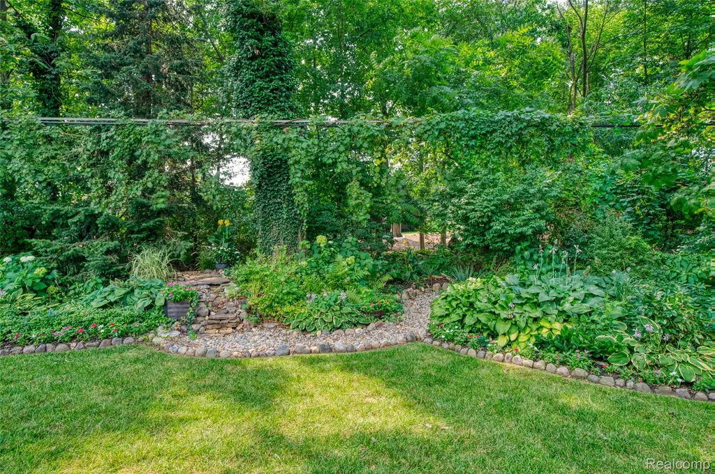 2172 Devonshire Road Bloomfield Charter Township MI 48302