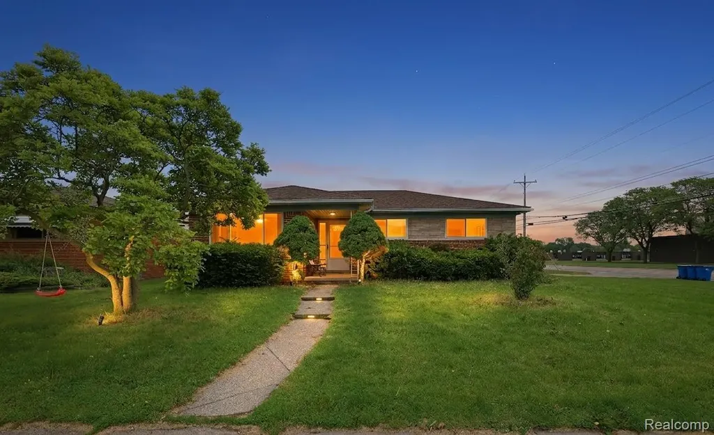 29108 Dover Avenue Warren City MI 48088