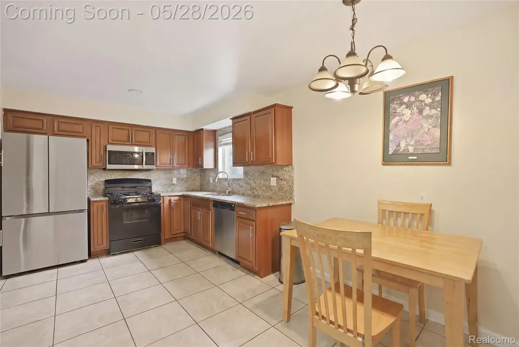 29108 Dover Avenue Warren City MI 48088