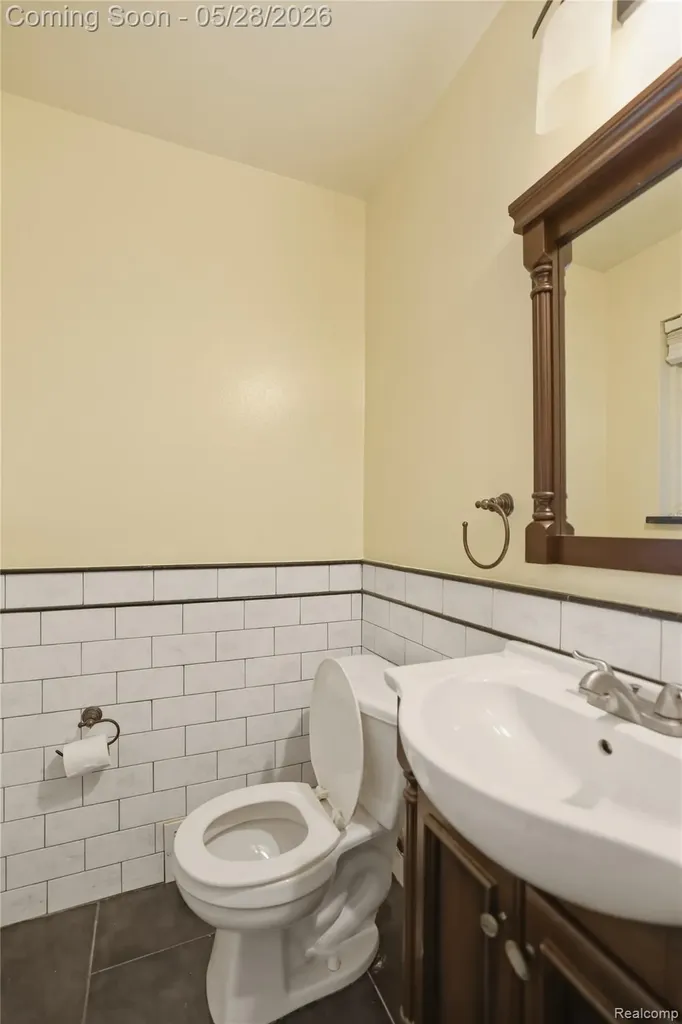 29108 Dover Avenue Warren City MI 48088