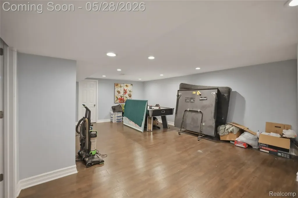 29108 Dover Avenue Warren City MI 48088