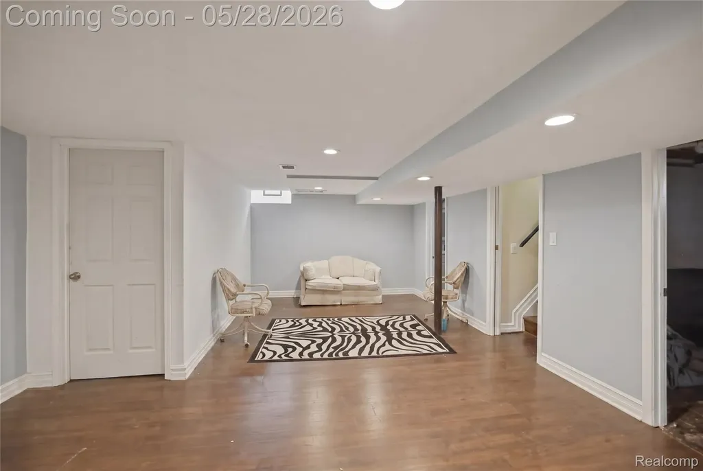 29108 Dover Avenue Warren City MI 48088