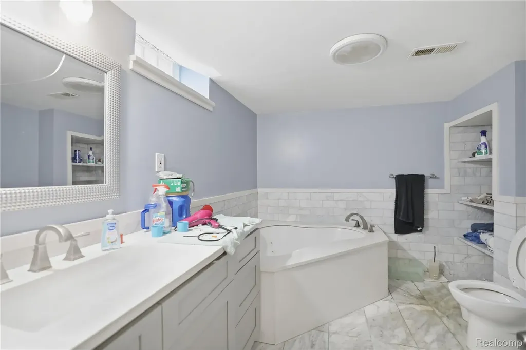 29108 Dover Avenue Warren City MI 48088