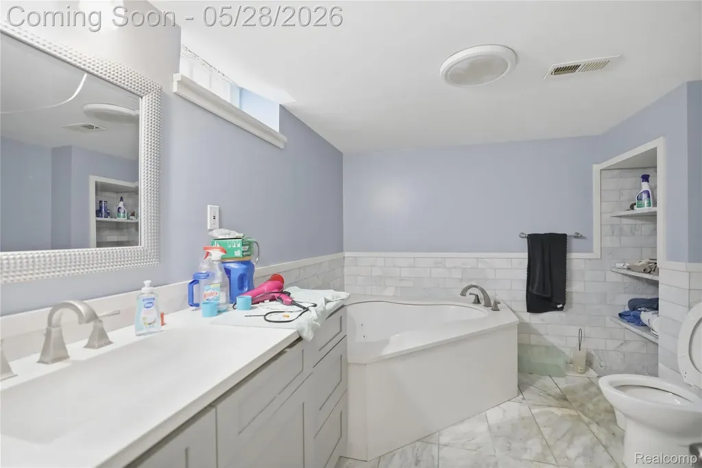 29108 Dover Avenue Warren City MI 48088