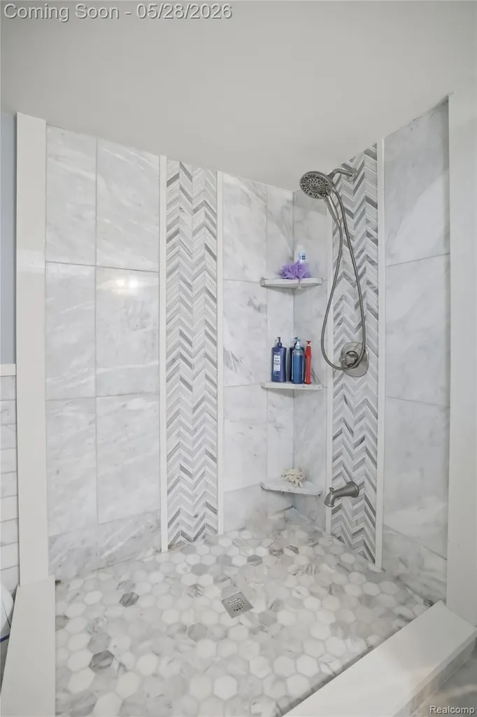 29108 Dover Avenue Warren City MI 48088