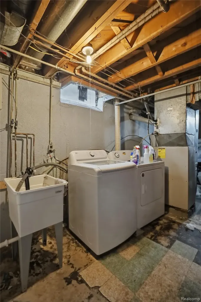 29108 Dover Avenue Warren City MI 48088