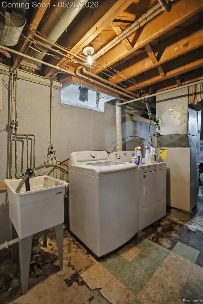 29108 Dover Avenue Warren City MI 48088
