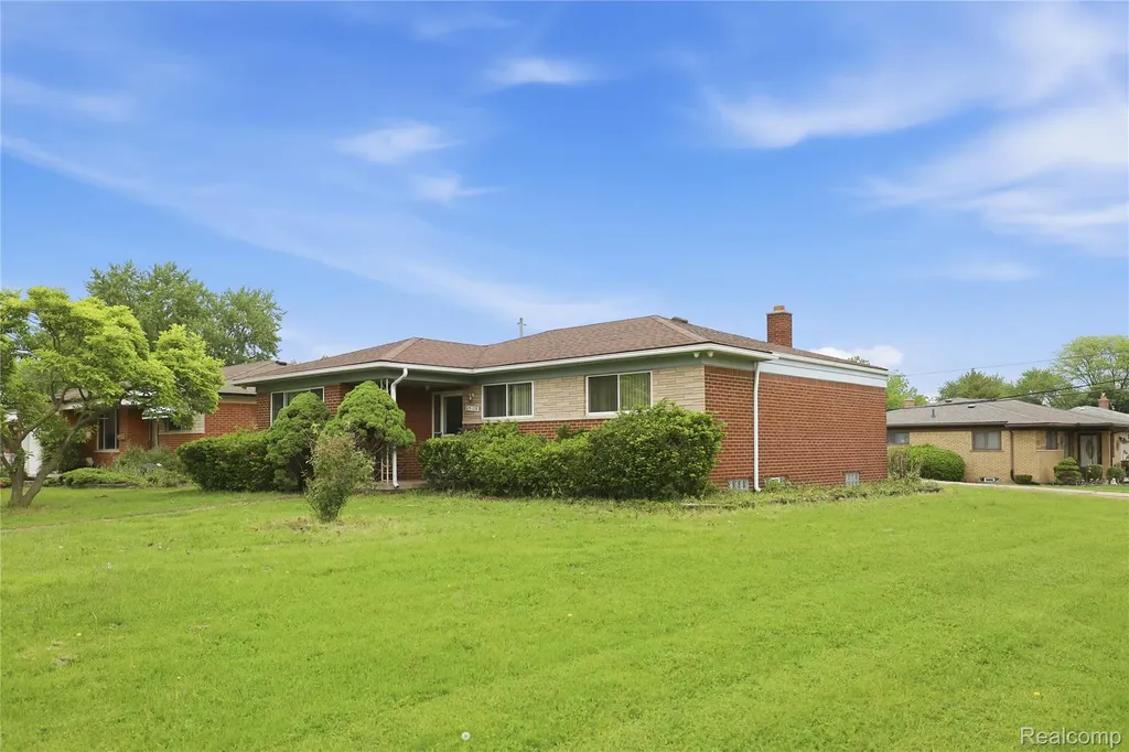 29108 Dover Avenue Warren City MI 48088