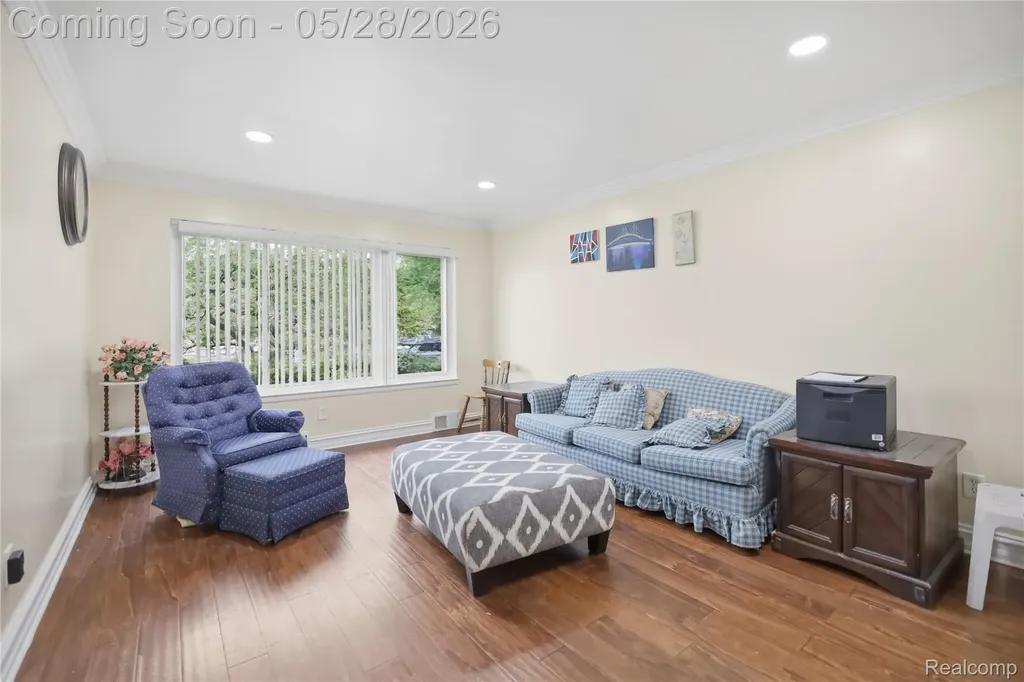 29108 Dover Avenue Warren City MI 48088