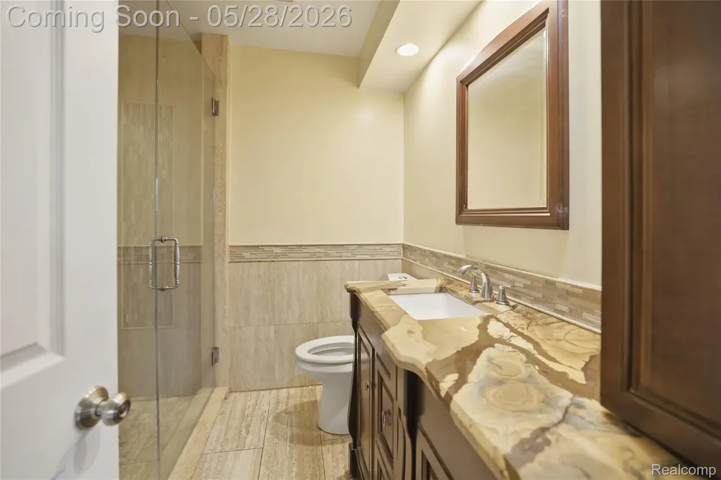 29108 Dover Avenue Warren City MI 48088