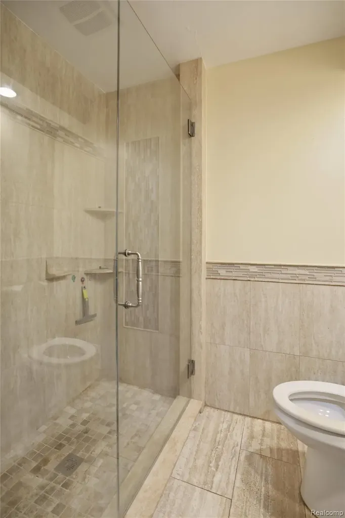 29108 Dover Avenue Warren City MI 48088