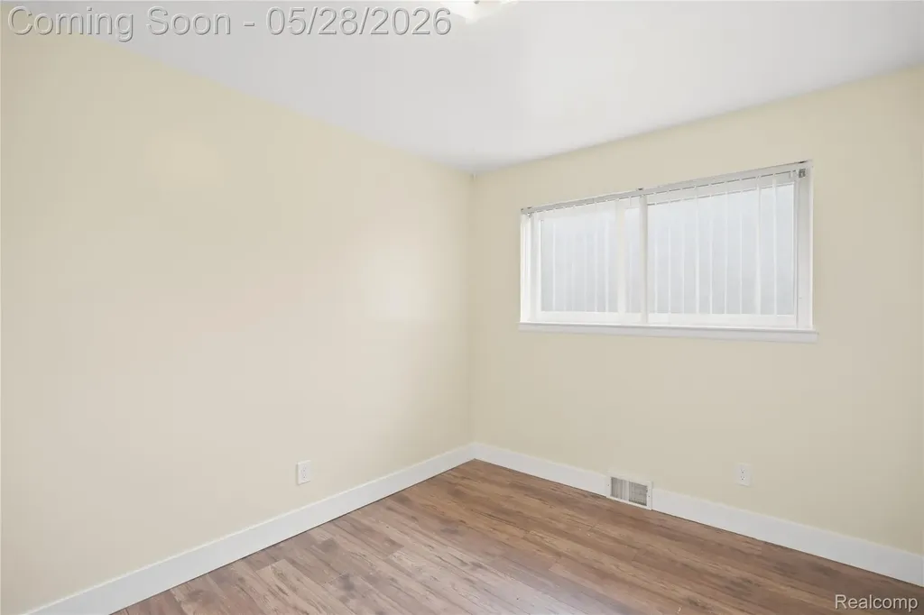 29108 Dover Avenue Warren City MI 48088