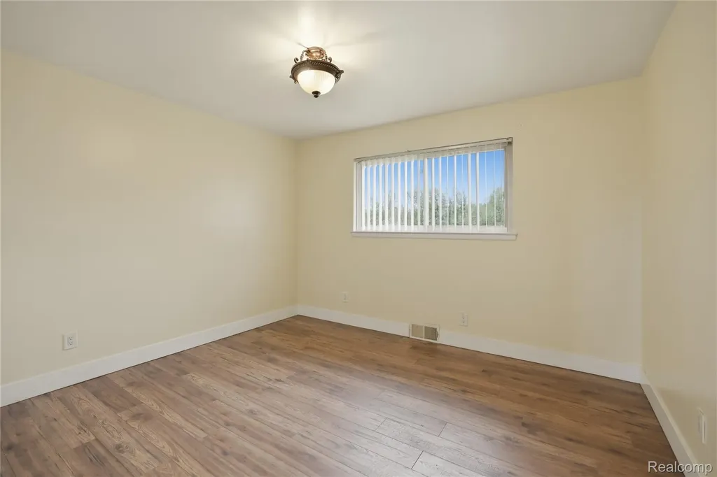 29108 Dover Avenue Warren City MI 48088