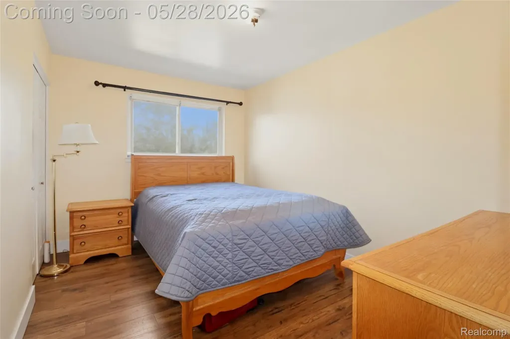 29108 Dover Avenue Warren City MI 48088