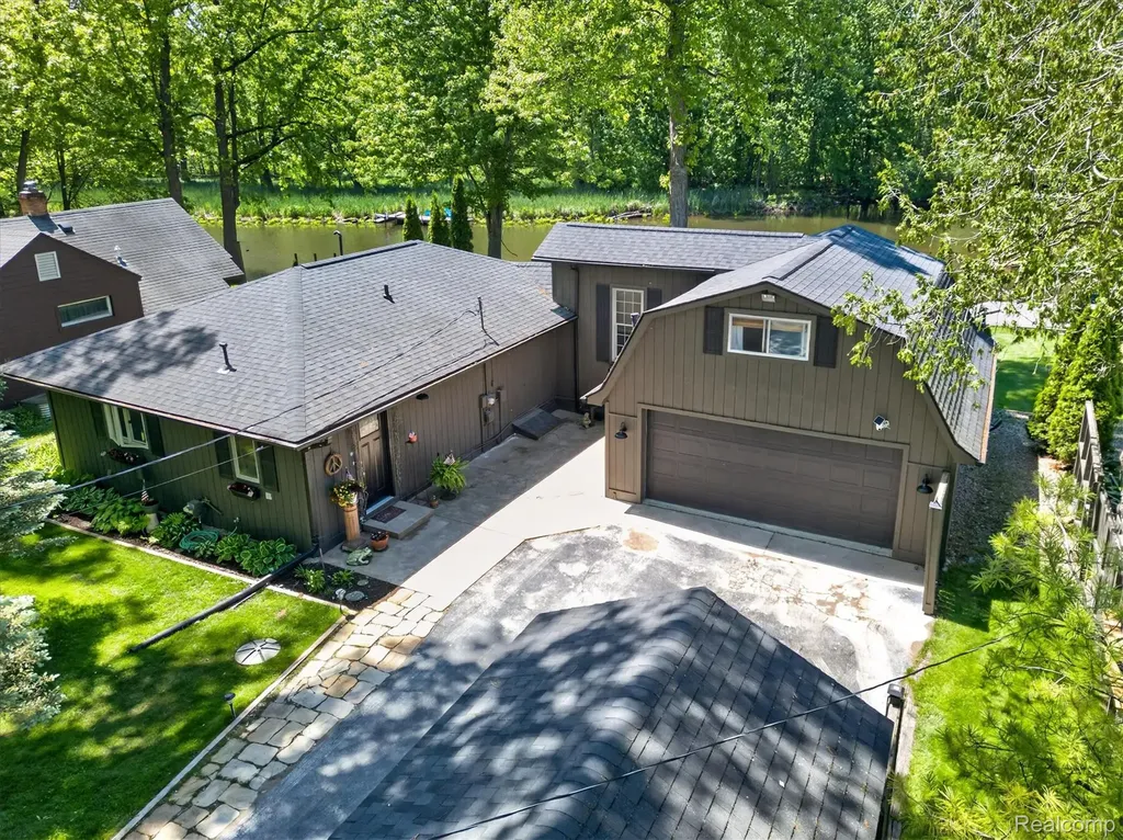 6415 Riverdale Road Hamburg Township MI 48189