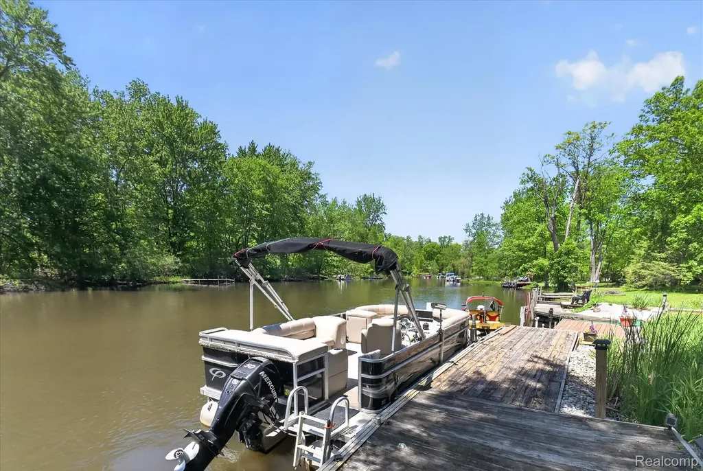 6415 Riverdale Road Hamburg Township MI 48189