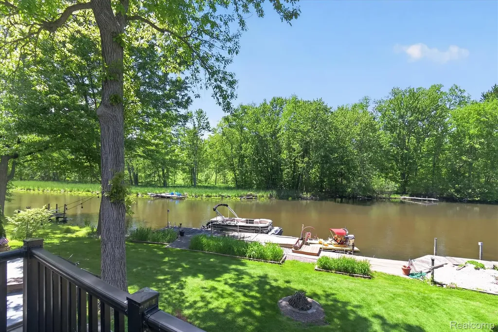 6415 Riverdale Road Hamburg Township MI 48189