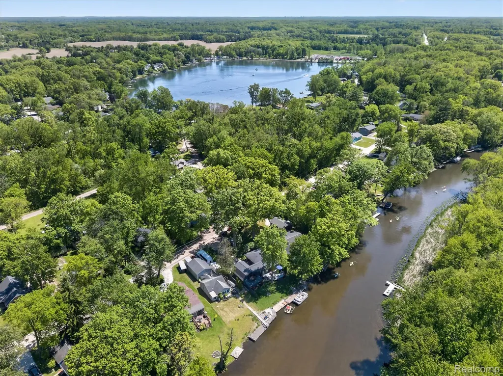 6415 Riverdale Road Hamburg Township MI 48189