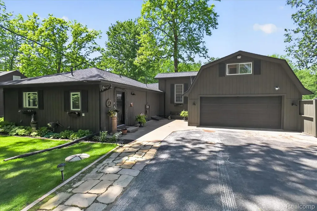 6415 Riverdale Road Hamburg Township MI 48189