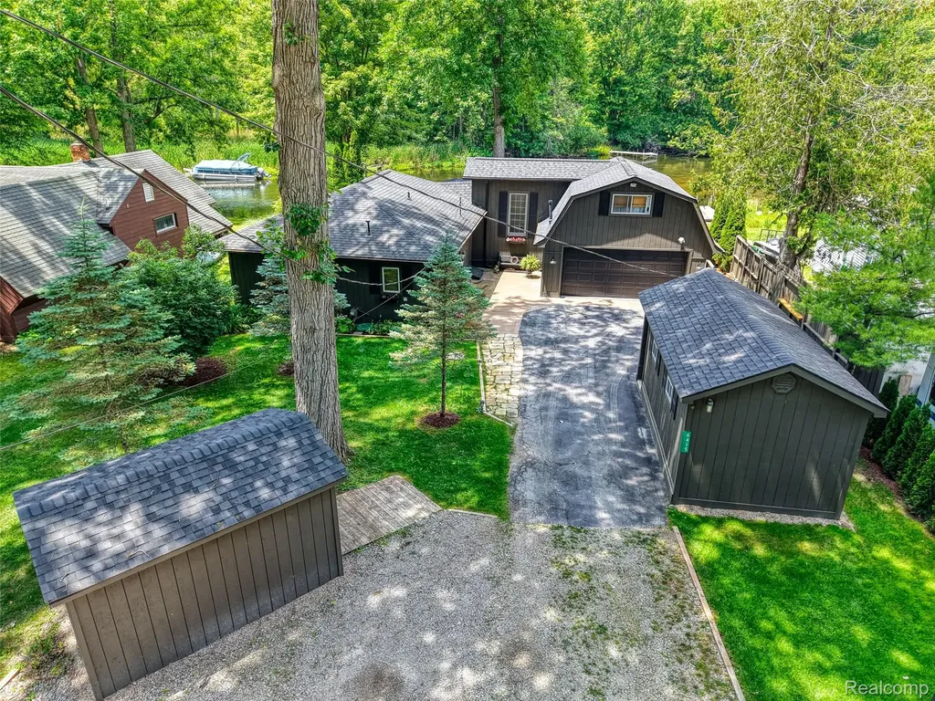 6415 Riverdale Road Hamburg Township MI 48189