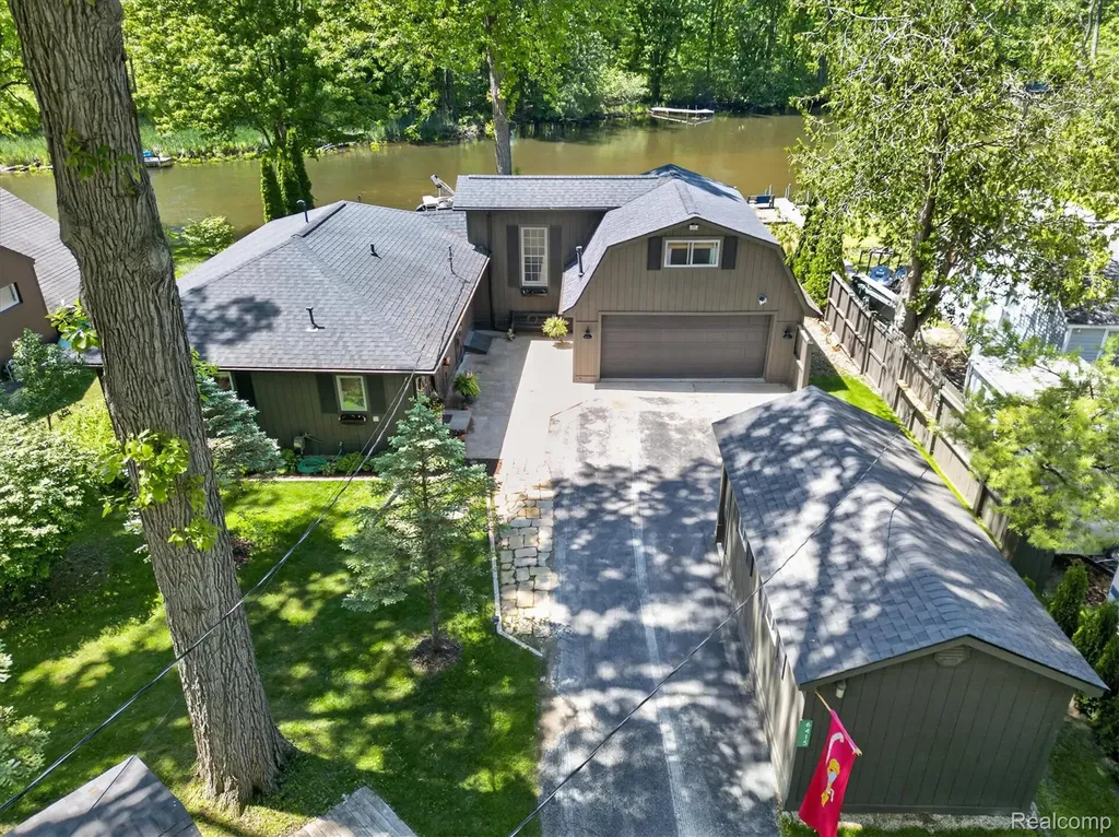 6415 Riverdale Road Hamburg Township MI 48189