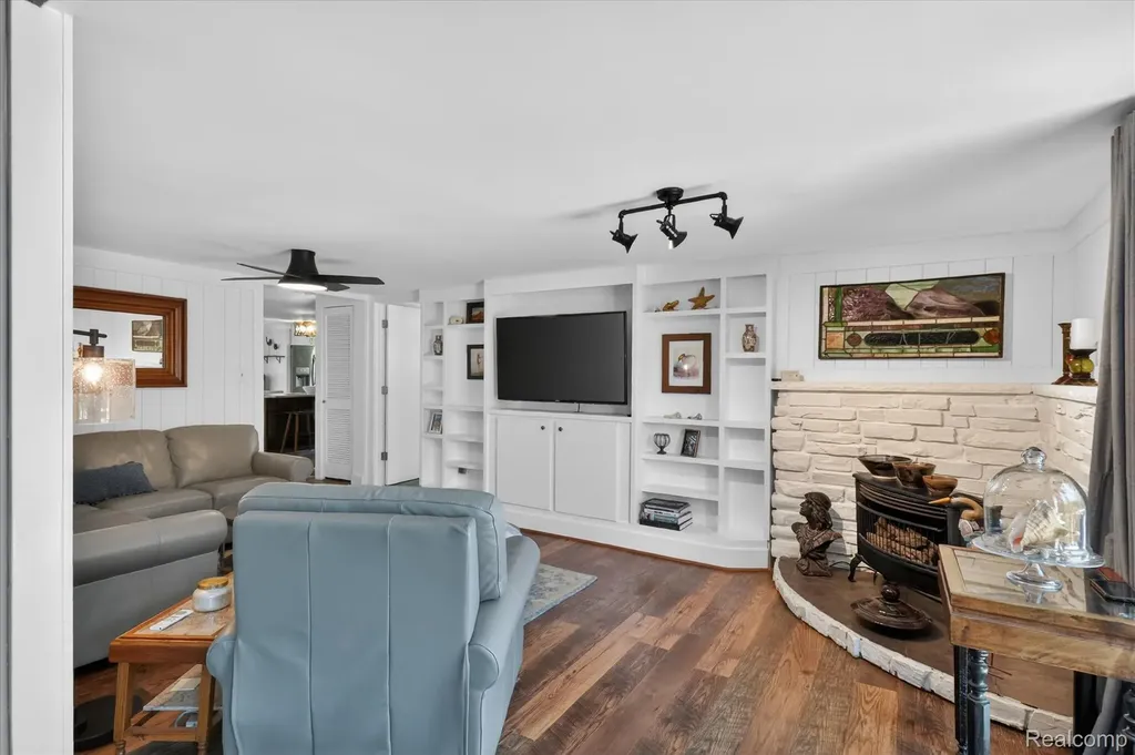6415 Riverdale Road Hamburg Township MI 48189