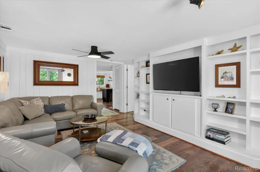 6415 Riverdale Road Hamburg Township MI 48189