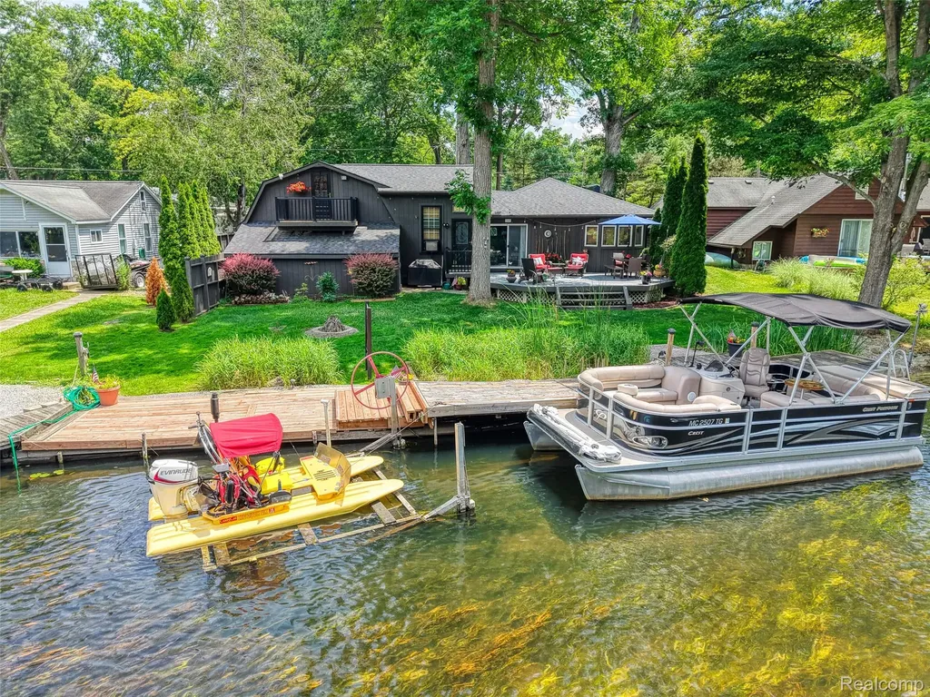 6415 Riverdale Road Hamburg Township MI 48189