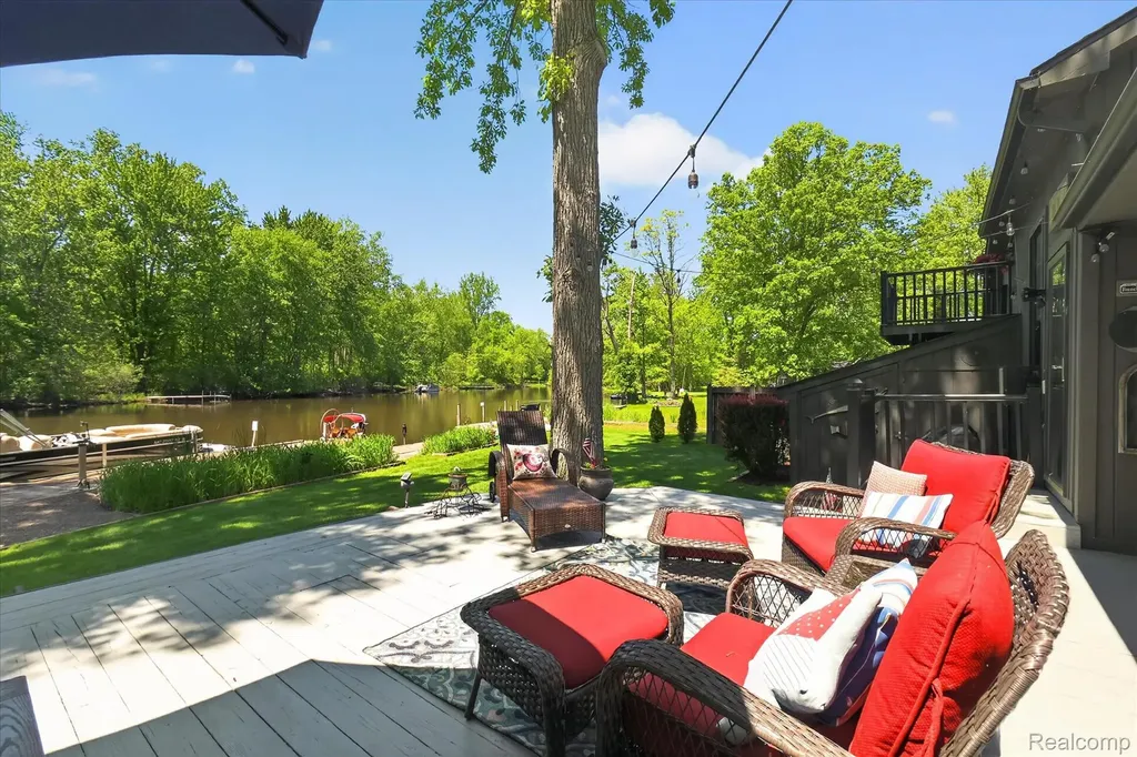 6415 Riverdale Road Hamburg Township MI 48189