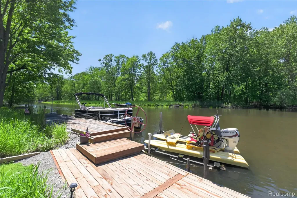 6415 Riverdale Road Hamburg Township MI 48189
