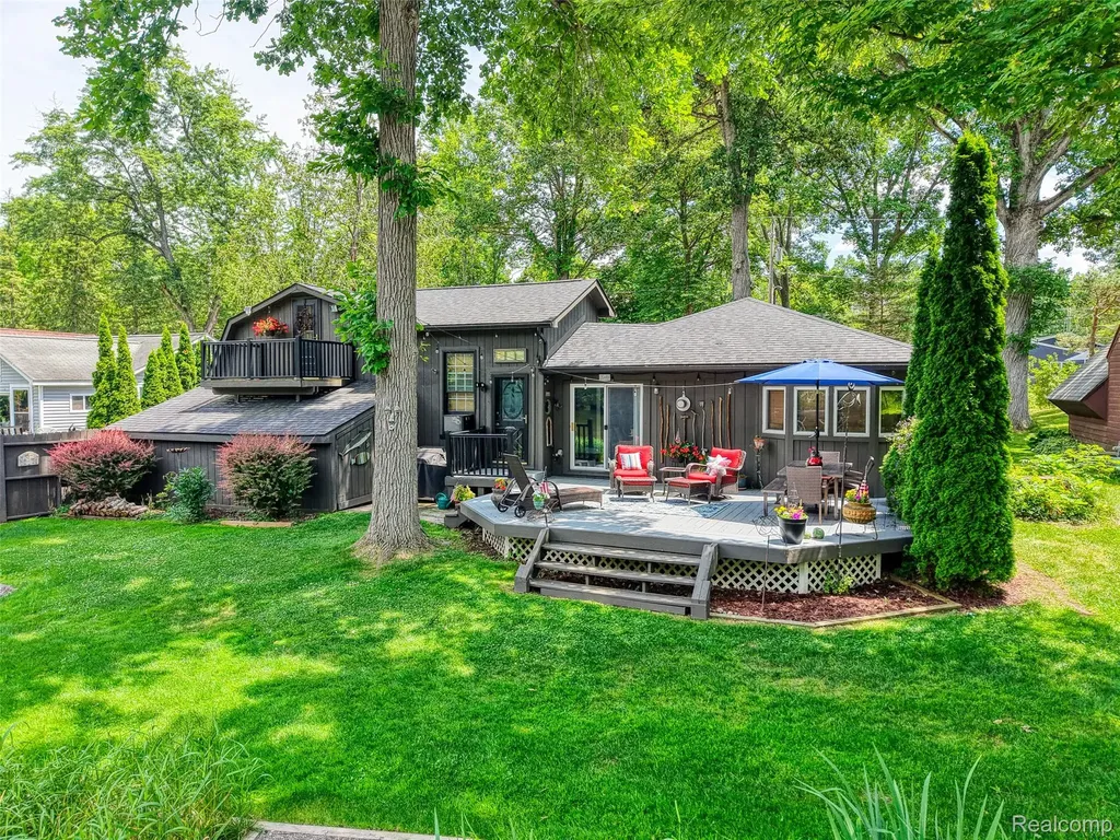 6415 Riverdale Road Hamburg Township MI 48189