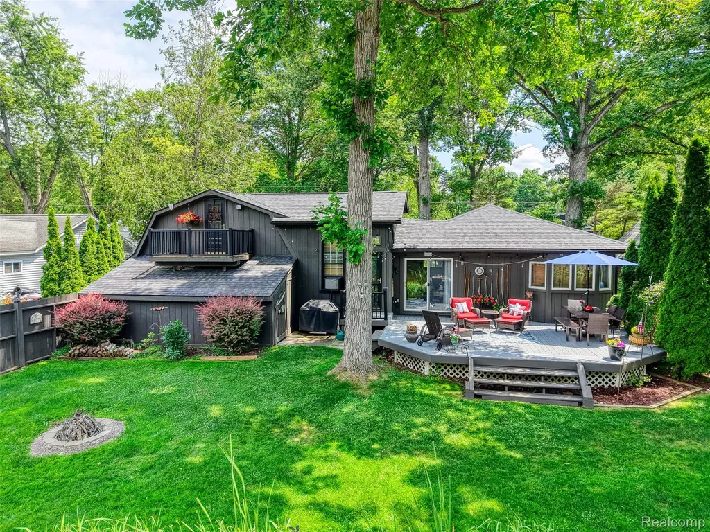 6415 Riverdale Road Hamburg Township MI 48189