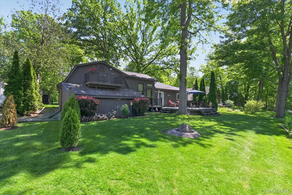 6415 Riverdale Road Hamburg Township MI 48189