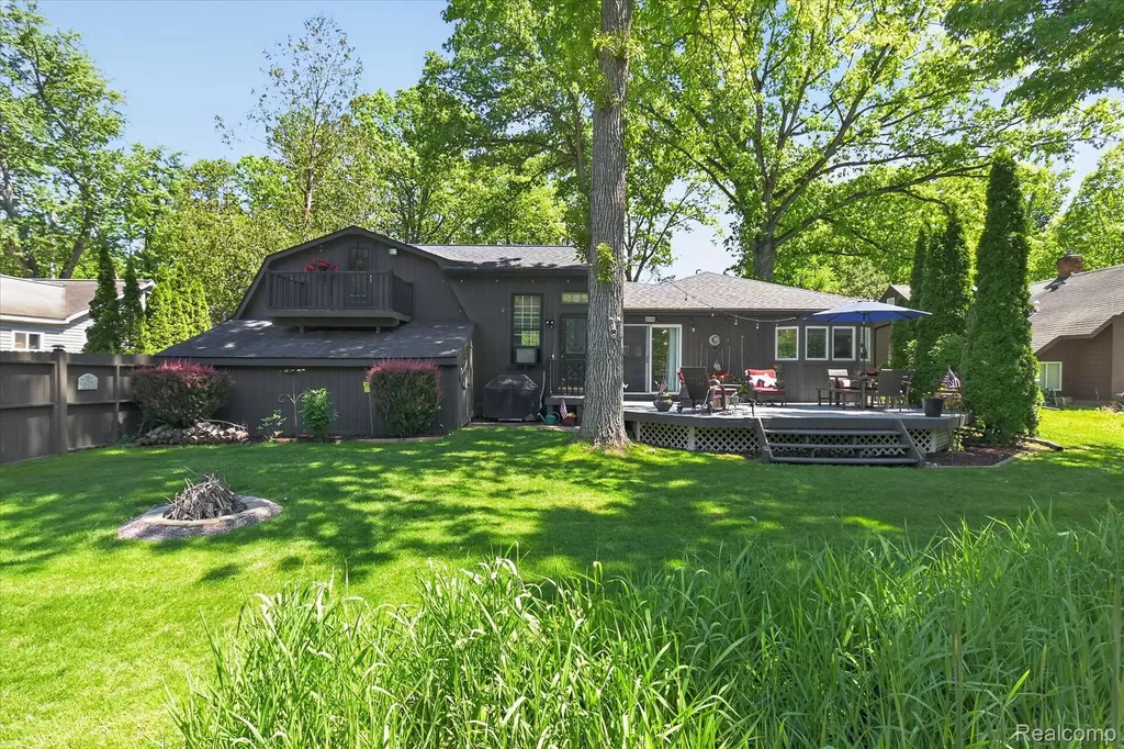 6415 Riverdale Road Hamburg Township MI 48189