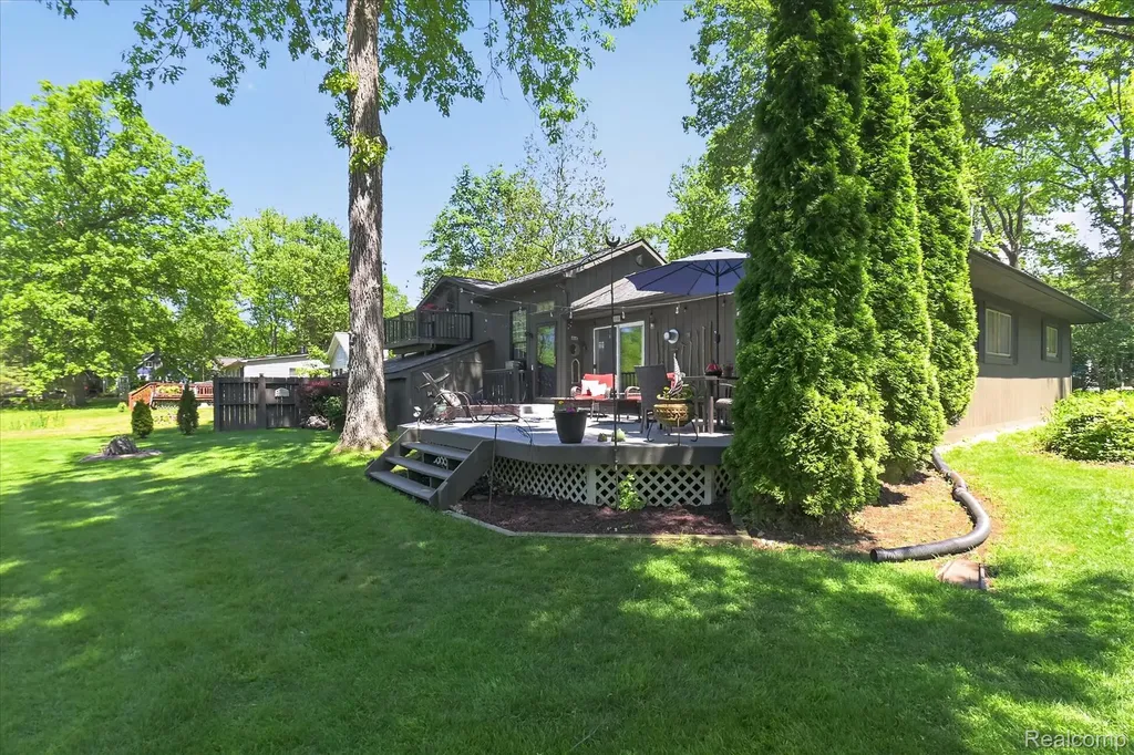 6415 Riverdale Road Hamburg Township MI 48189