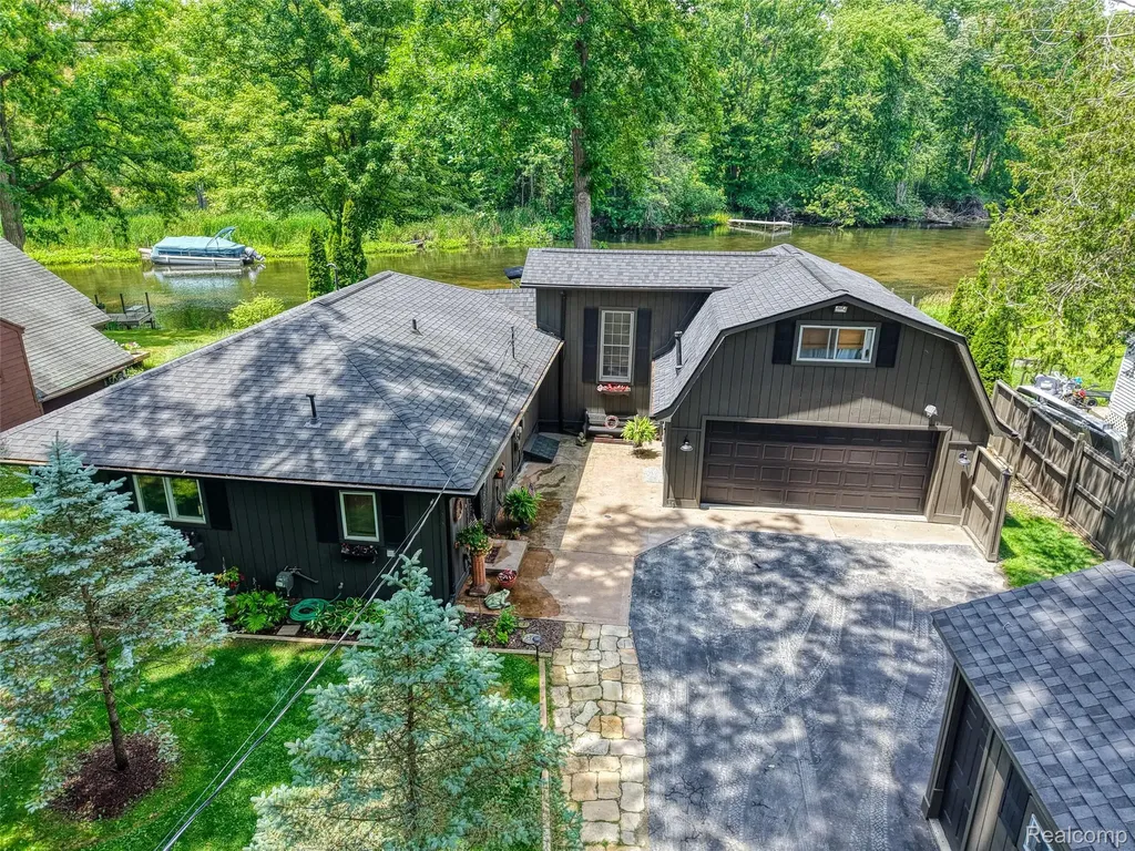 6415 Riverdale Road Hamburg Township MI 48189