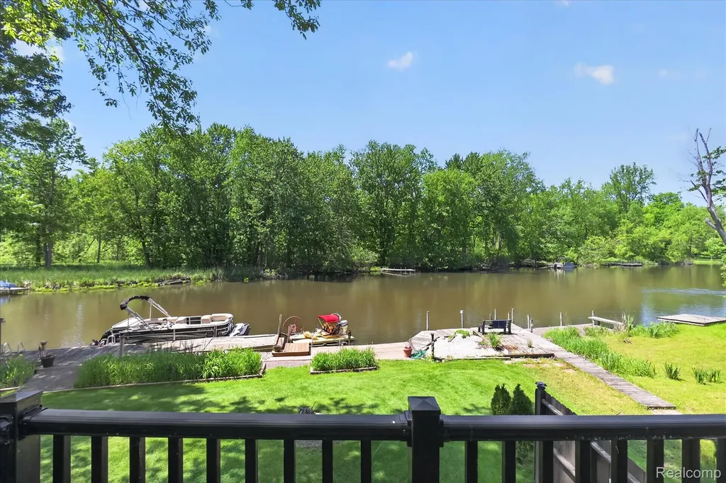 6415 Riverdale Road Hamburg Township MI 48189