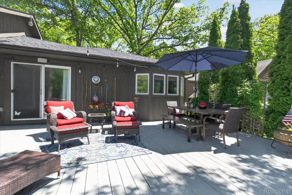 6415 Riverdale Road Hamburg Township MI 48189