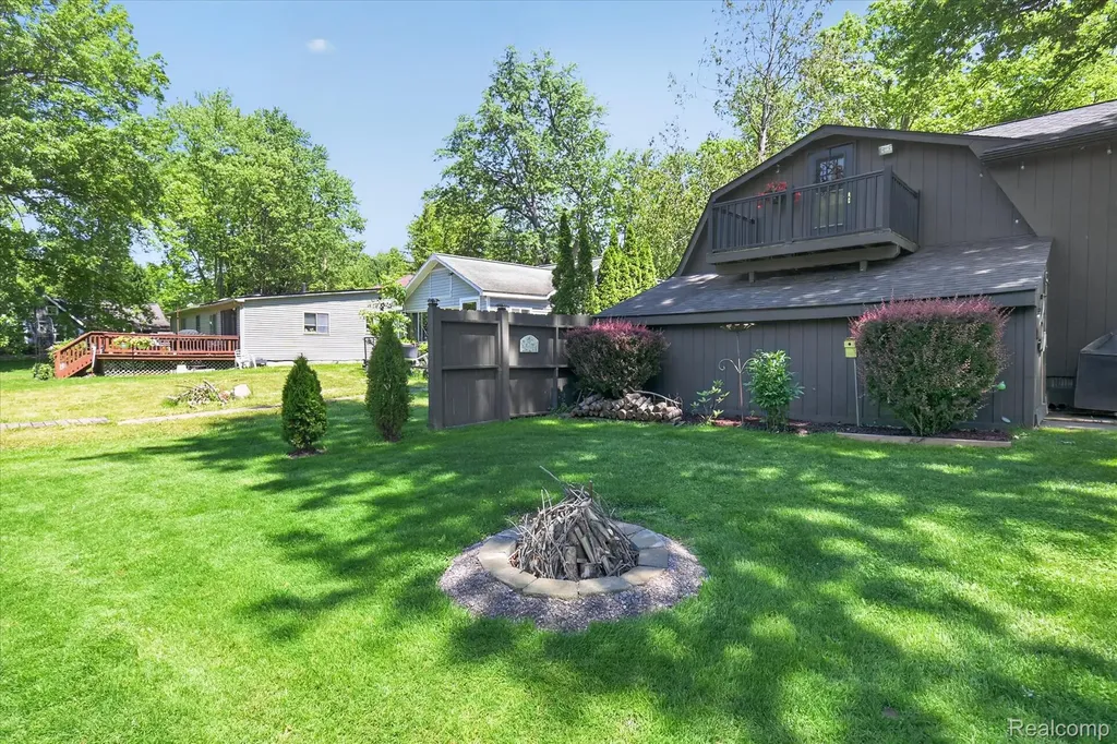 6415 Riverdale Road Hamburg Township MI 48189