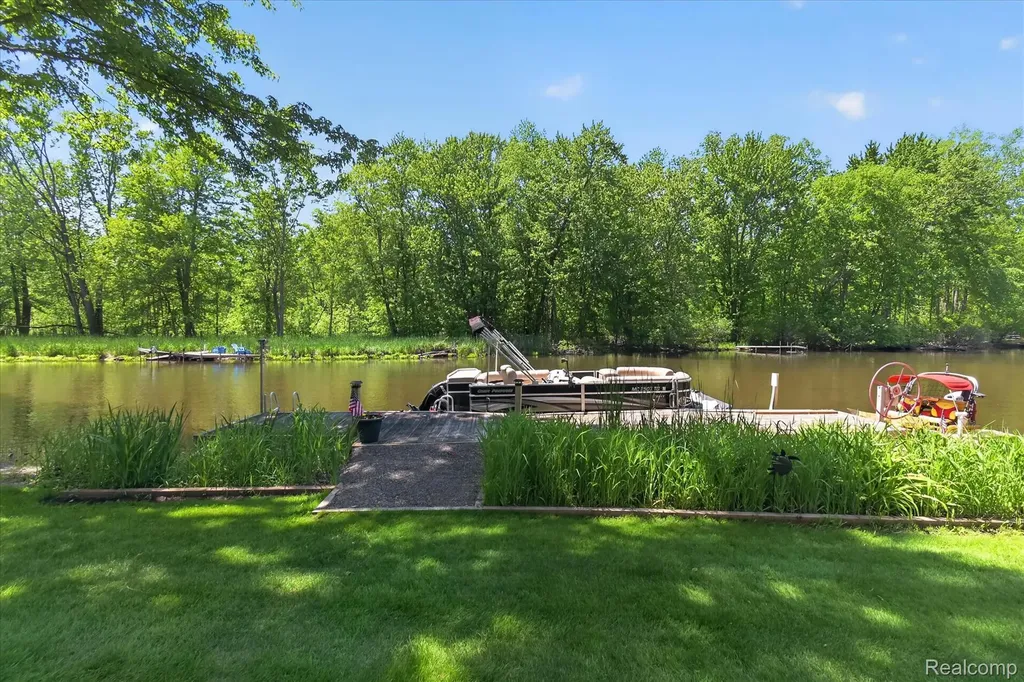 6415 Riverdale Road Hamburg Township MI 48189