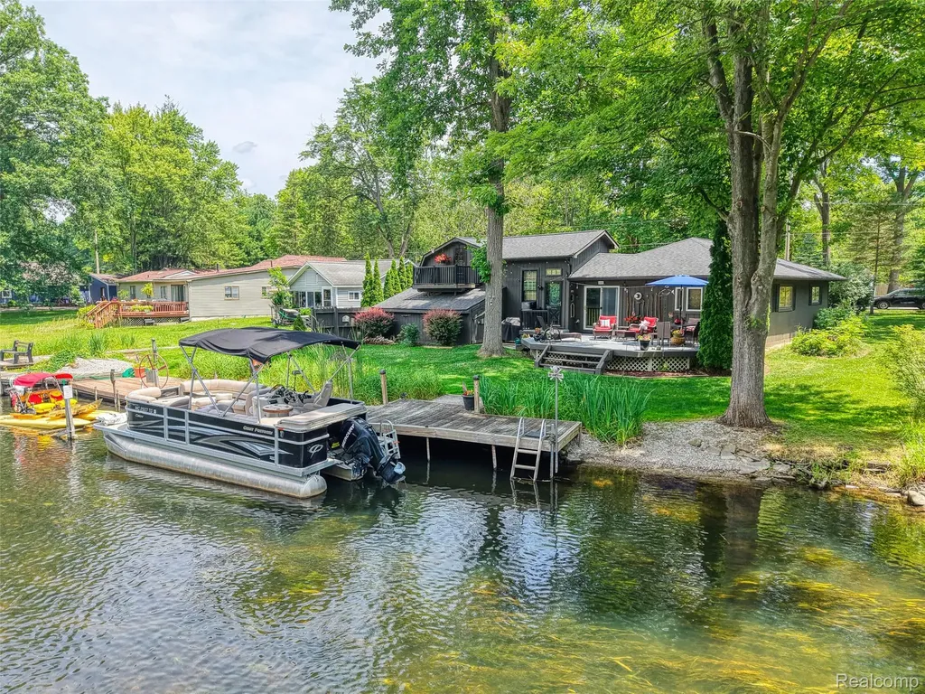 6415 Riverdale Road Hamburg Township MI 48189