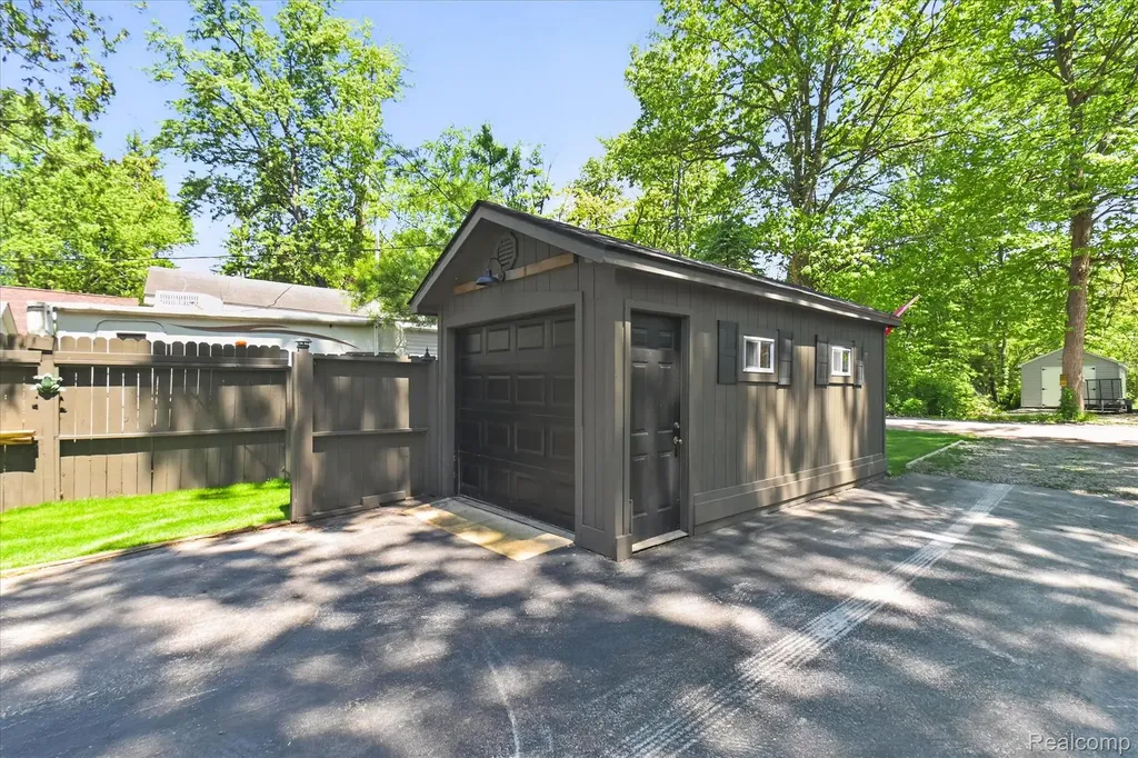 6415 Riverdale Road Hamburg Township MI 48189