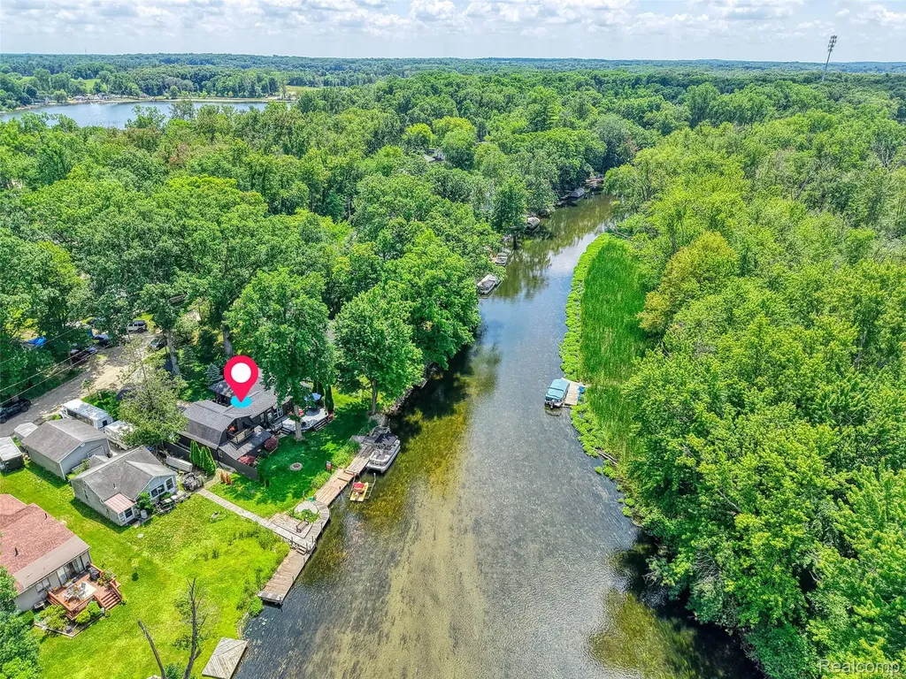 6415 Riverdale Road Hamburg Township MI 48189