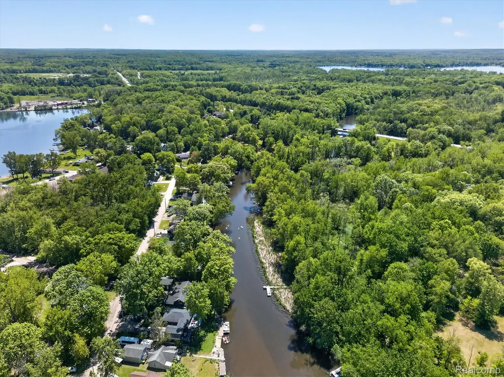 6415 Riverdale Road Hamburg Township MI 48189