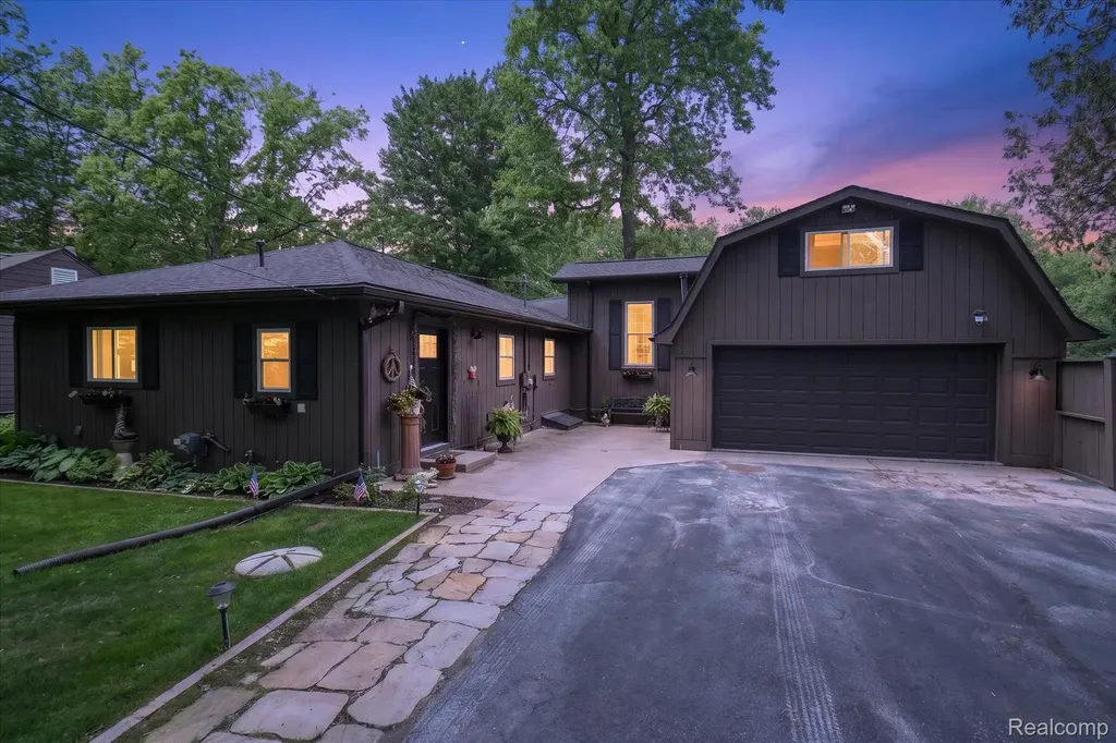 6415 Riverdale Road Hamburg Township MI 48189