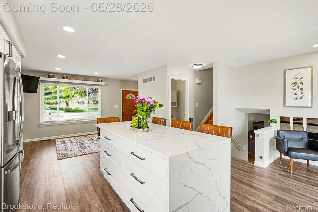 2564 Rainbow Drive Troy City MI 48083